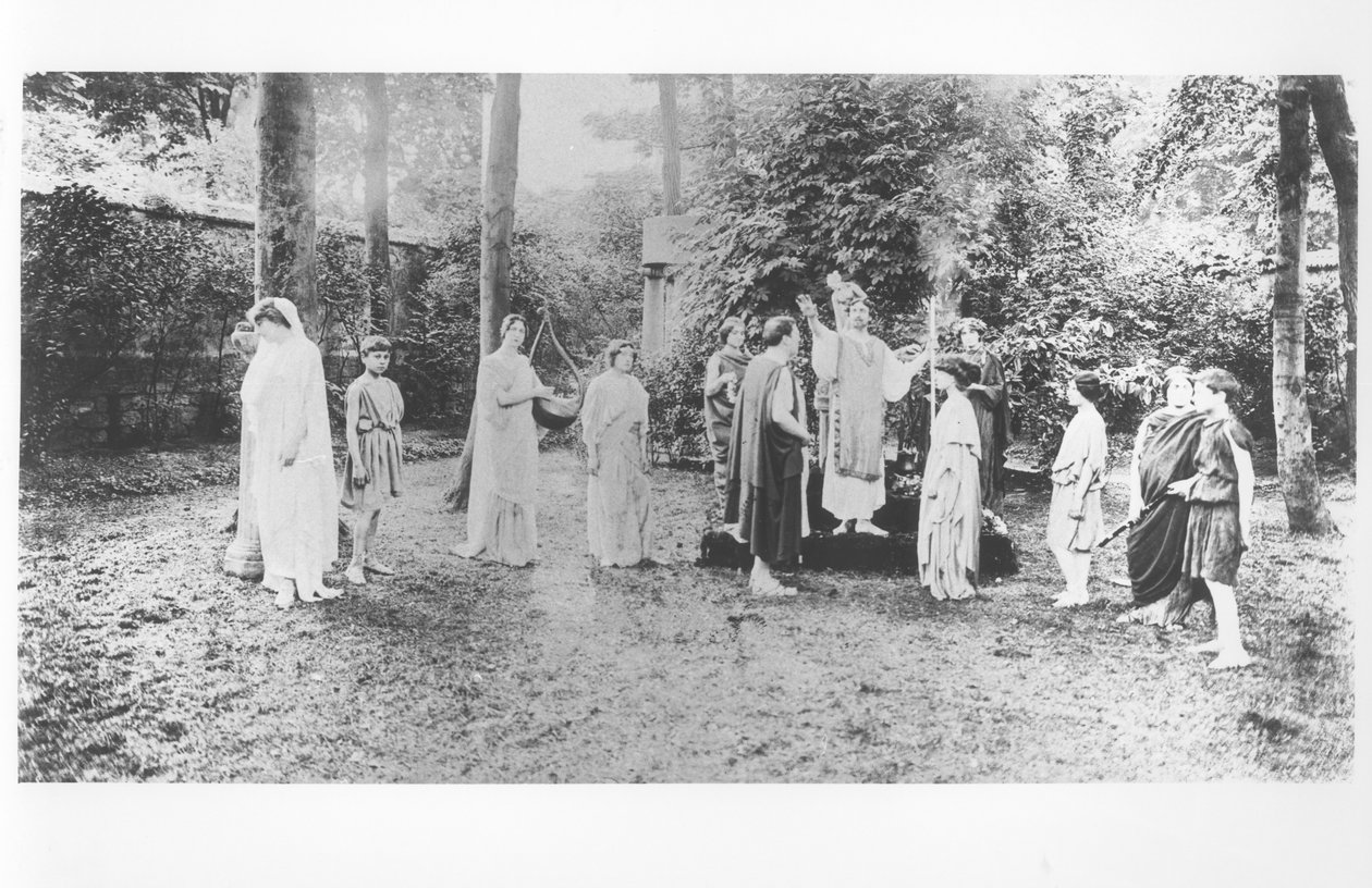 Nathalie Clifford Barney (1876-1972) med dansere klædt i togaer af French Photographer