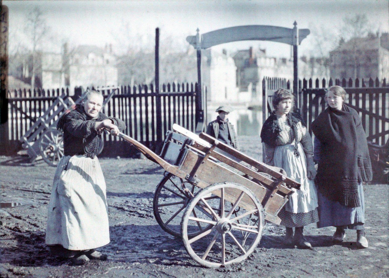 Gammel kvinde med en vogn på en mudret vej, med to piger og en dreng, Frankrig, ca. 1914-18 (autokrom) af French Photographer