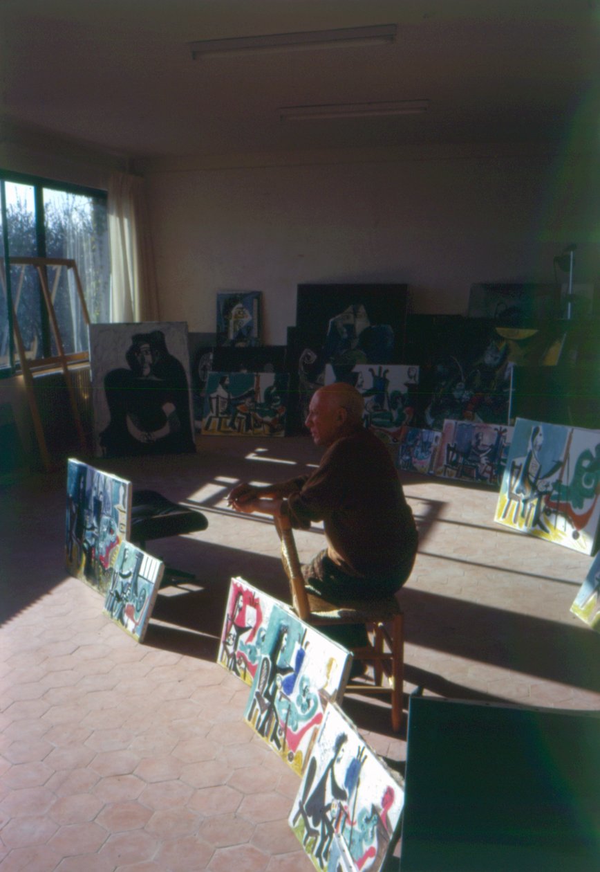 Pablo Picasso (1881-1973) i sit studie omgivet af sin serie Le peintre et son modele af French Photographer