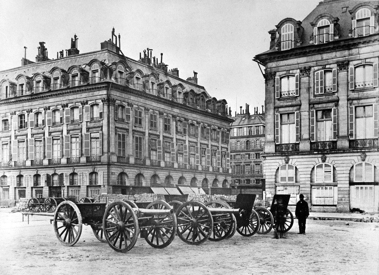 Paris Street med barrikade og kanoner, 1870 af French Photographer