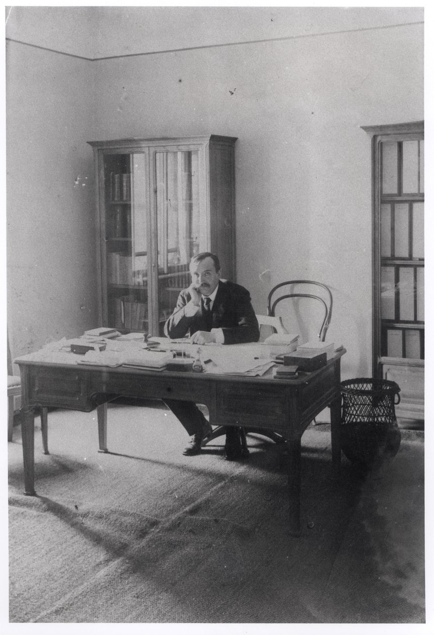Paul Claudel (1868-1955) på sit kontor i Prag af French Photographer