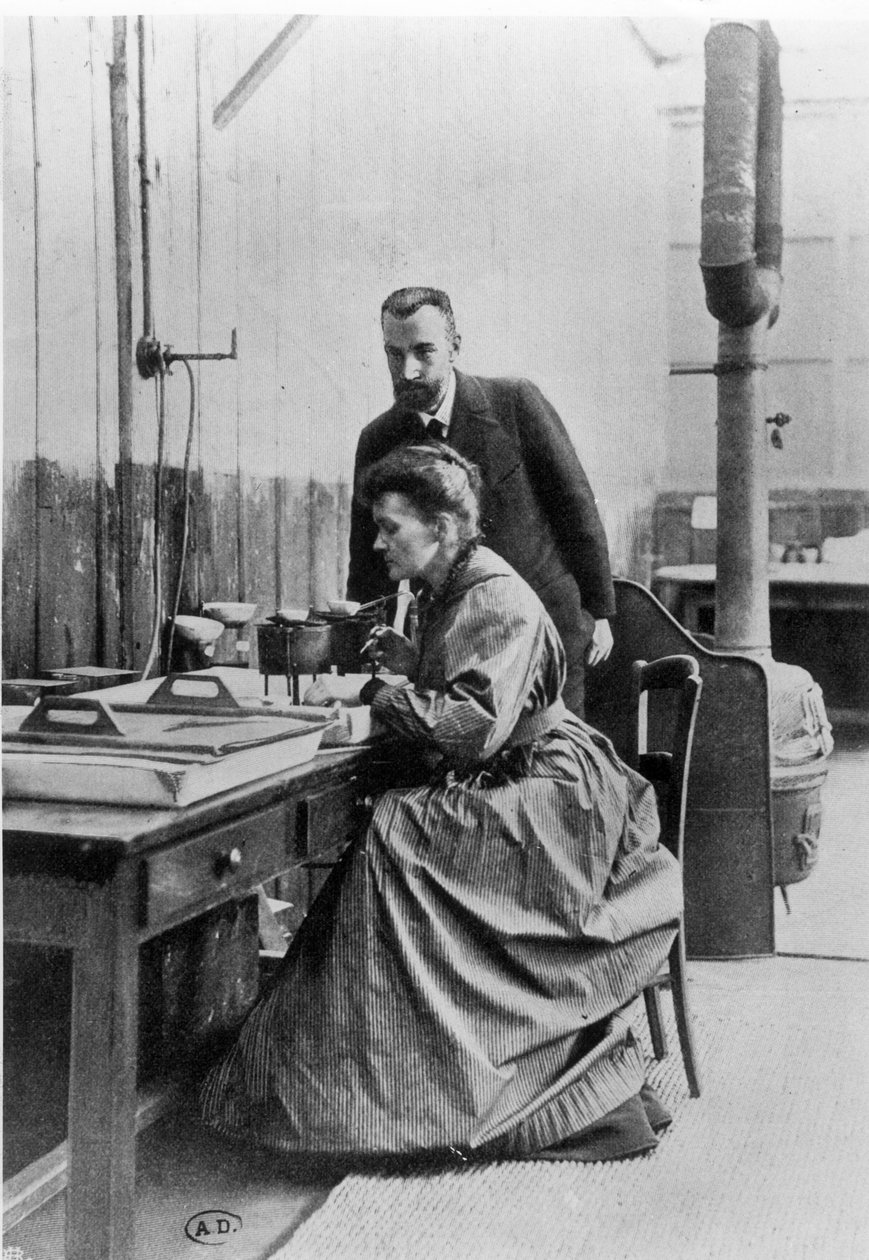 Pierre (1859-1906) og Marie Curie (1867-1934) i deres laboratorium, ca.1903 af French Photographer