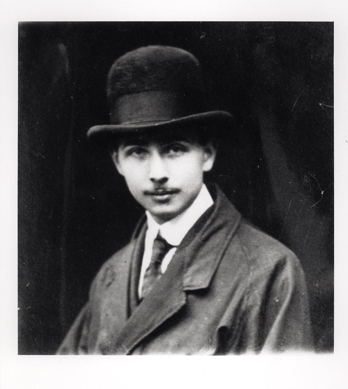 Portræt af Louis Aragon (1897-1982) 1920 af French Photographer