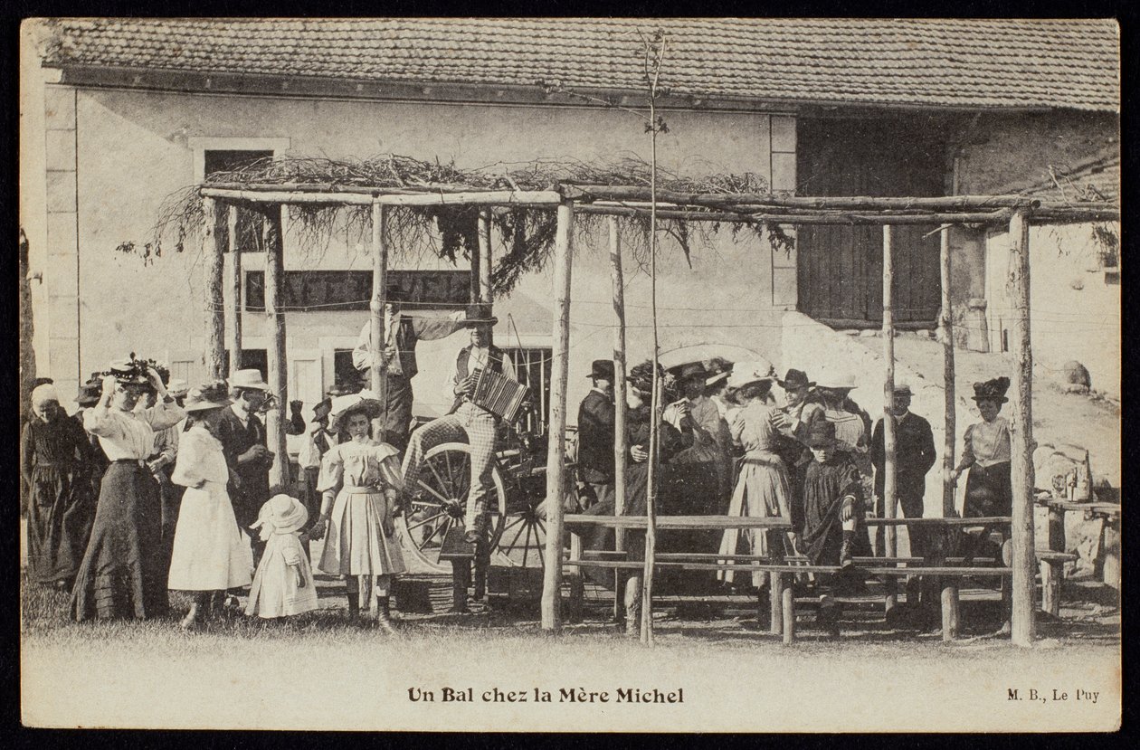 Postkort med en dans ved Mere Michels, Le Puy, ca. 1900 af French Photographer