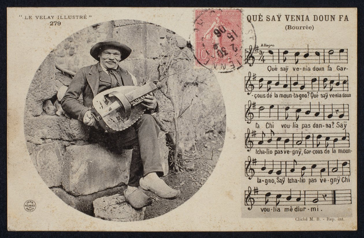 Postkort, der forestiller en gurdy-spiller og scoresedlen fra en bourree, ca. 1900 af French Photographer