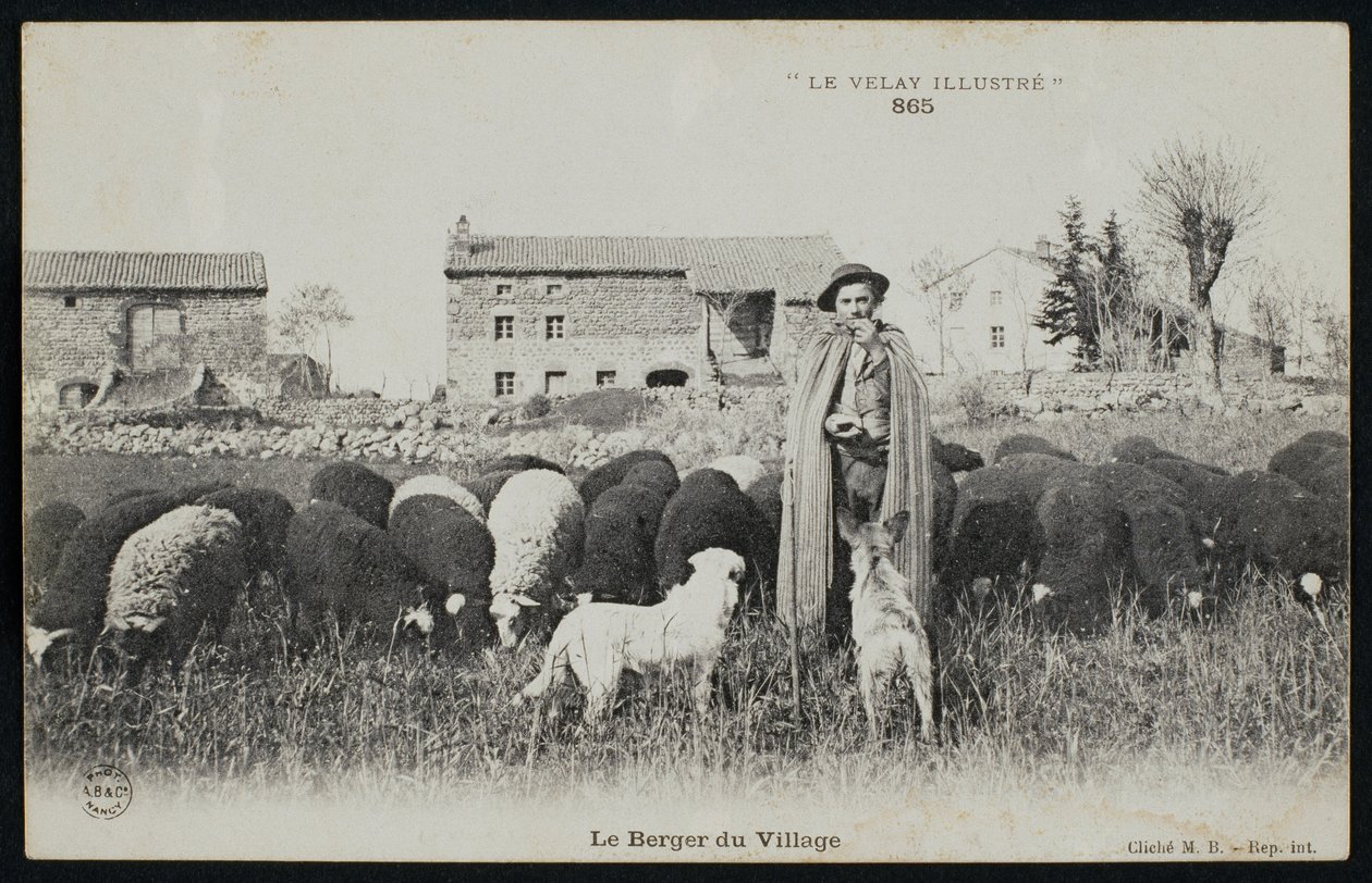 Postkort forestillende en hyrde i en landsby, ca. 1900 af French Photographer