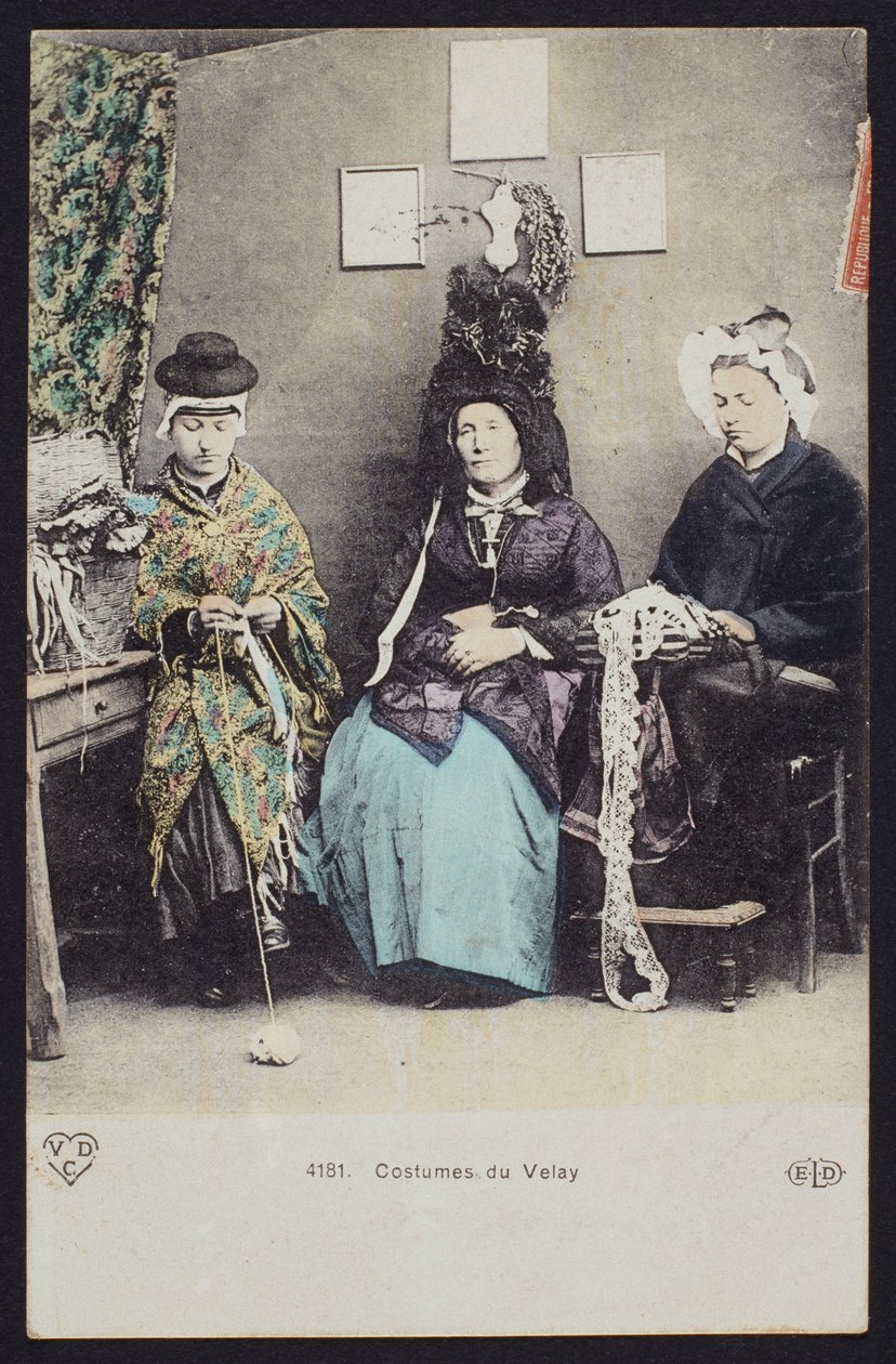 Postkort med dragter af Velay, ca. 1900 (farvet bw-foto) af French Photographer