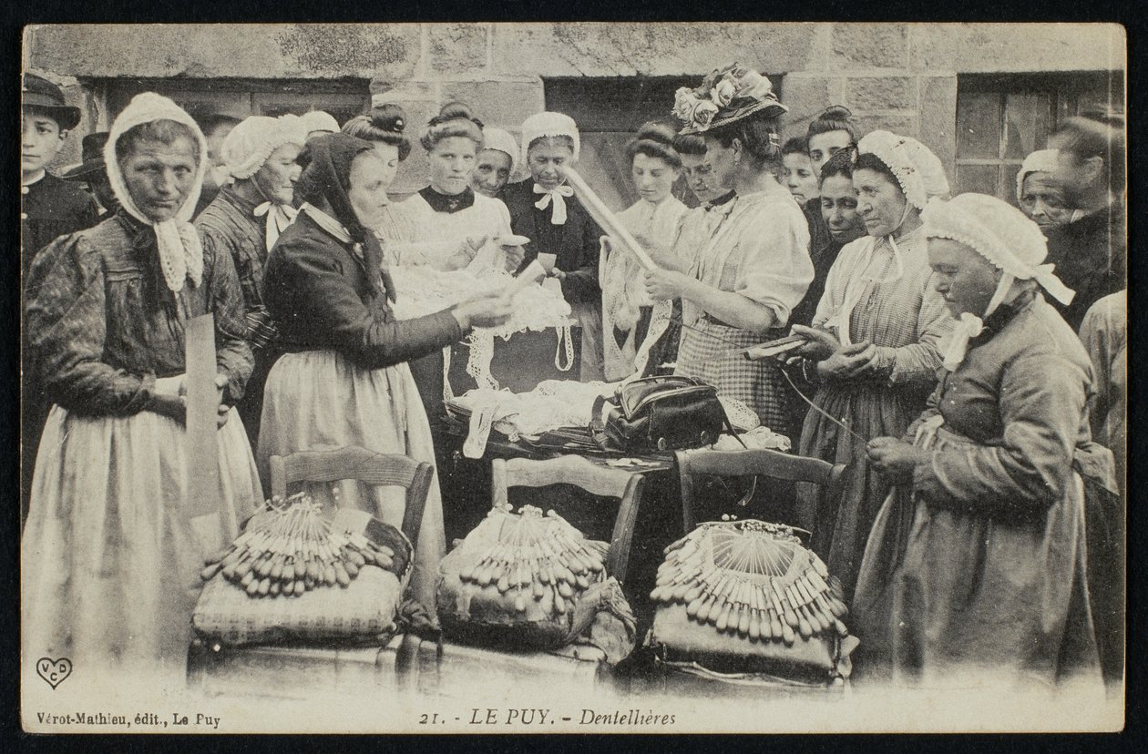 Postkort med kniplinger fra Le Puy, ca. 1900 af French Photographer