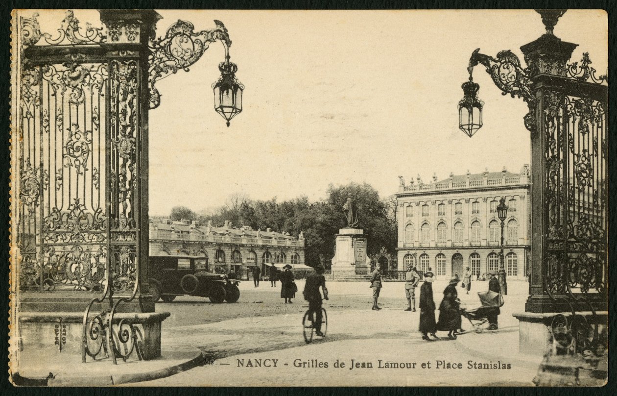 Postkort med den firkantede Stanislas og Jean Lamours forgyldte smedejernsrækværk i Nancy, Frankrig, ca. 1920 af French Photographer