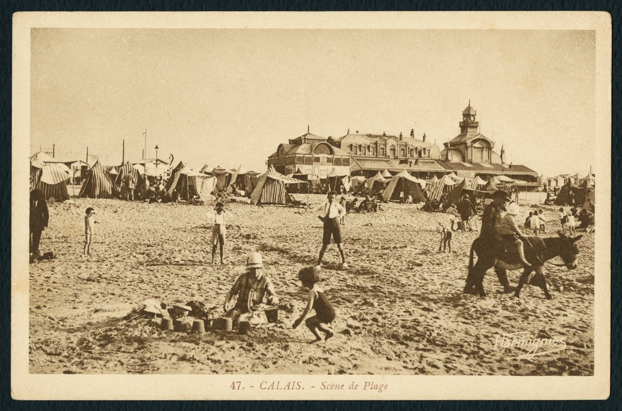Postkort med stranden og kasinoet i Calais, Frankrig, ca. 1920 af French Photographer