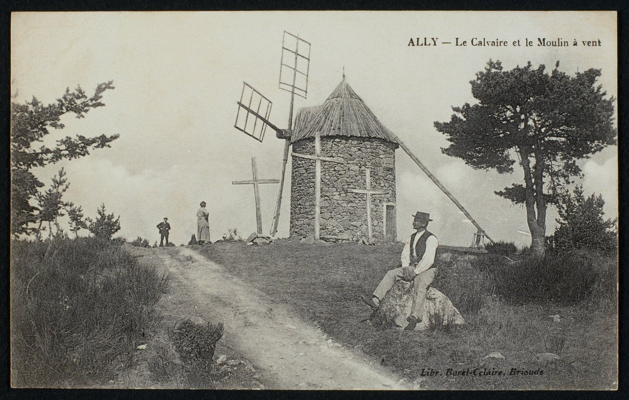 Postkort med kalvariet og vindmøllen i Ally, Le Puy-en-Velay, ca. 1900 af French Photographer