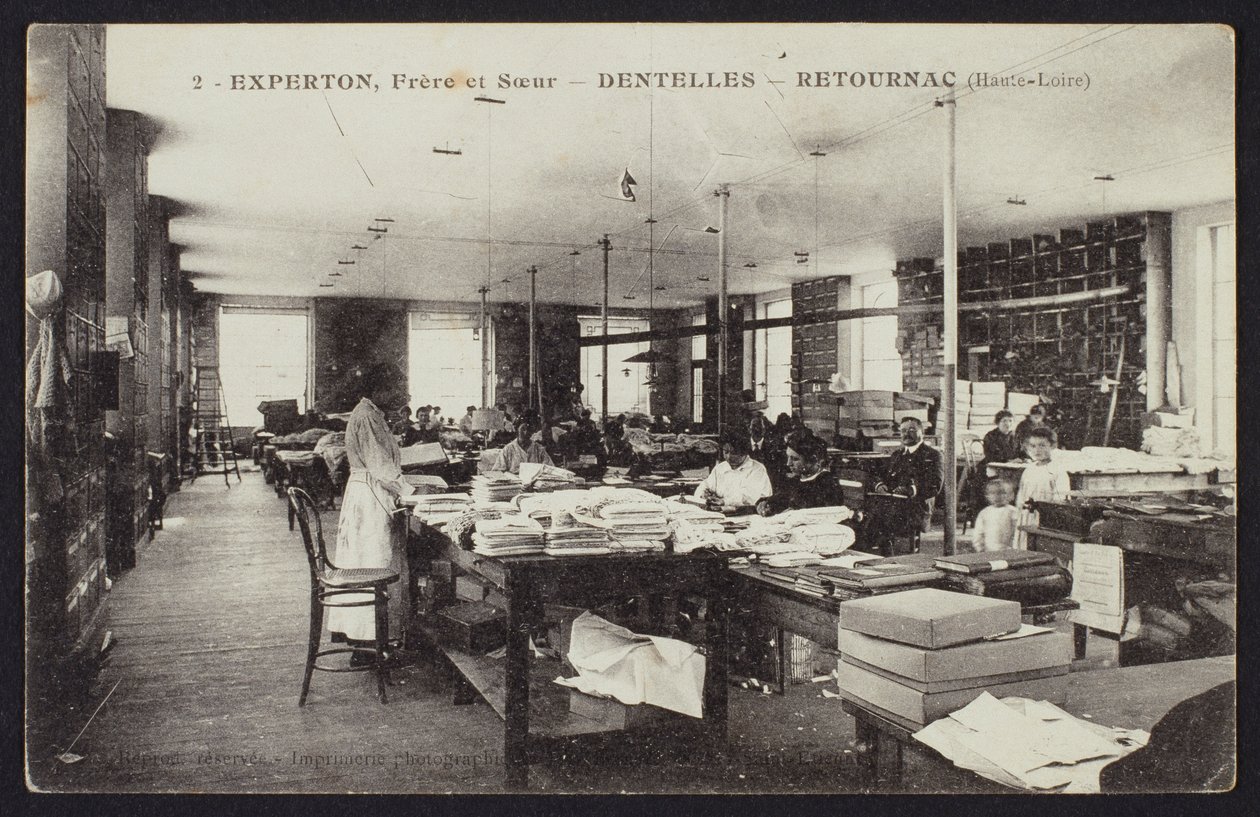 Postkort, der viser blondefremstillingen Experton, Frere et Soeur, i Retournac, ca. 1900 af French Photographer