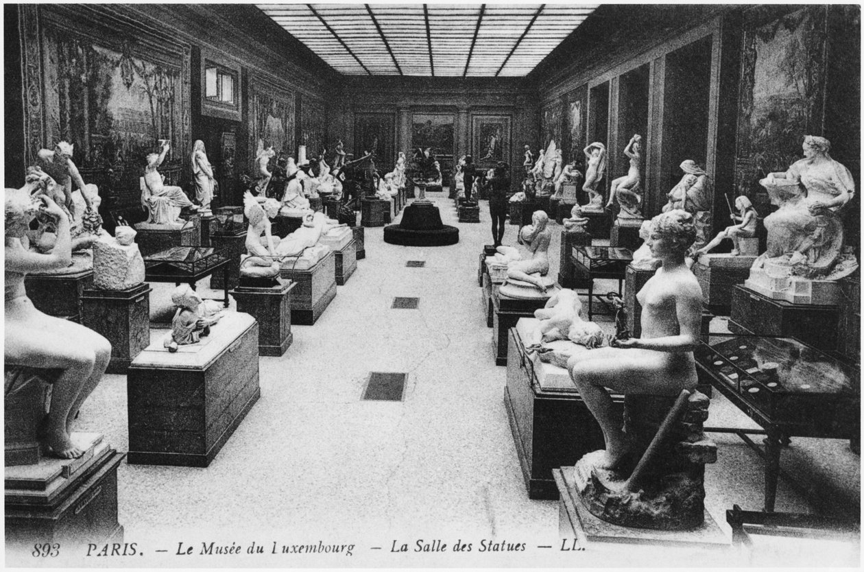 Postkort, der viser rummet med statuer i Musée du Luxembourg, Paris, ca. 1910 af French Photographer