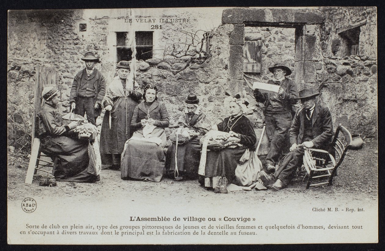 Postkort, der viser landsbyboerne møde eller Couvige, Le Puy-en-Velay, ca. 1900 af French Photographer