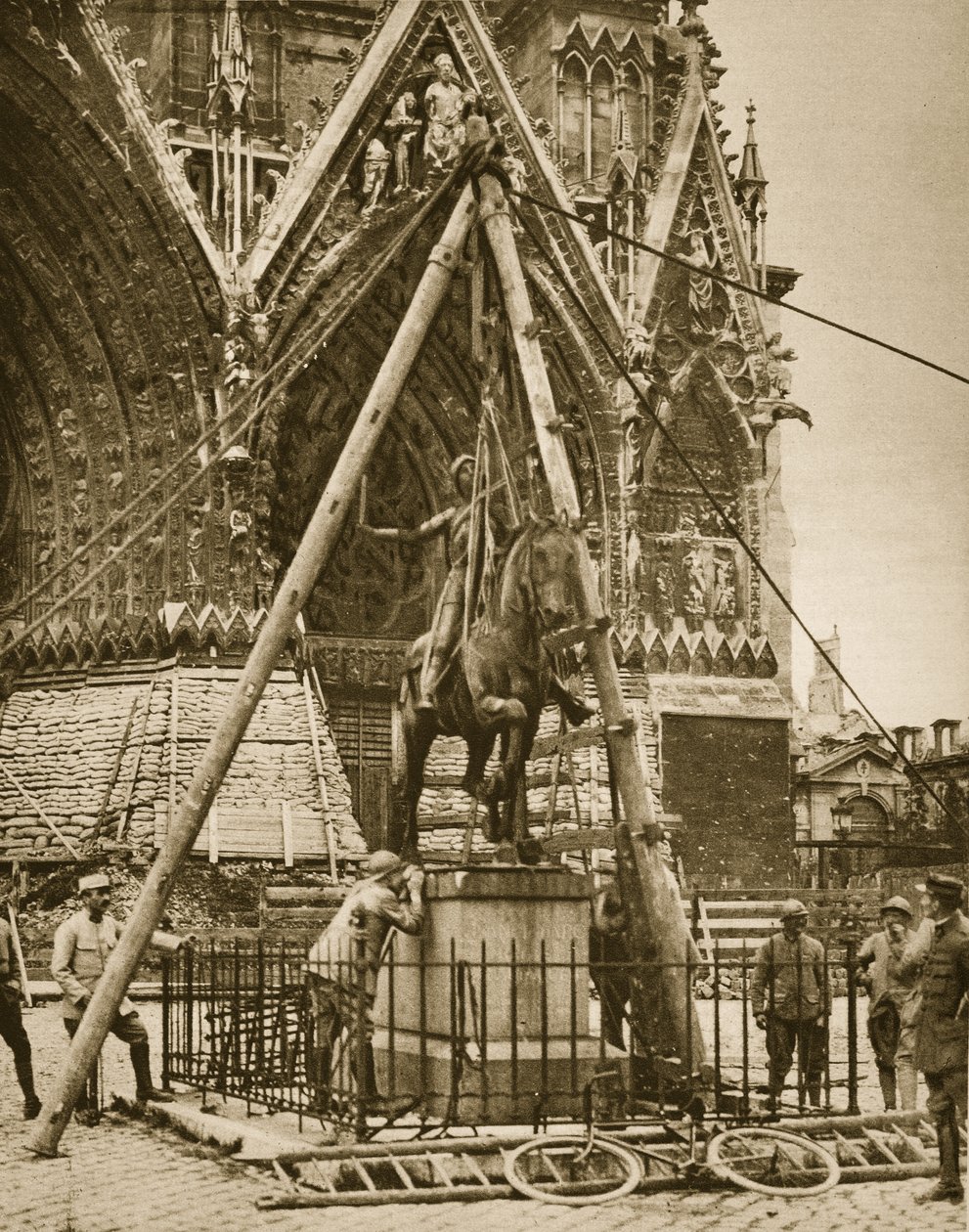Reims Katedral, sikring af bronzestatue, 1914-19 af French Photographer
