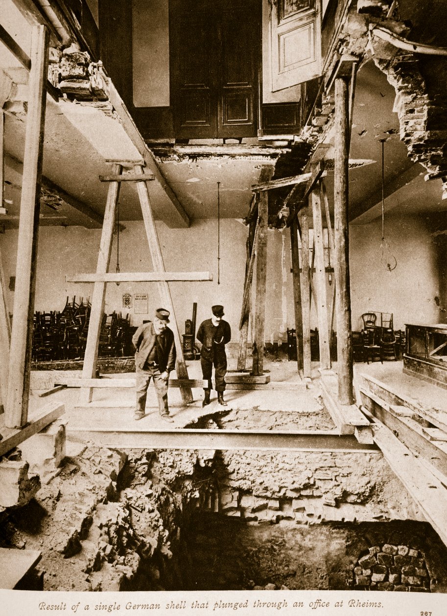 Resultatet af en enkelt tysk granat, der styrtede gennem et kontor i Reims, 1914-19 af French Photographer