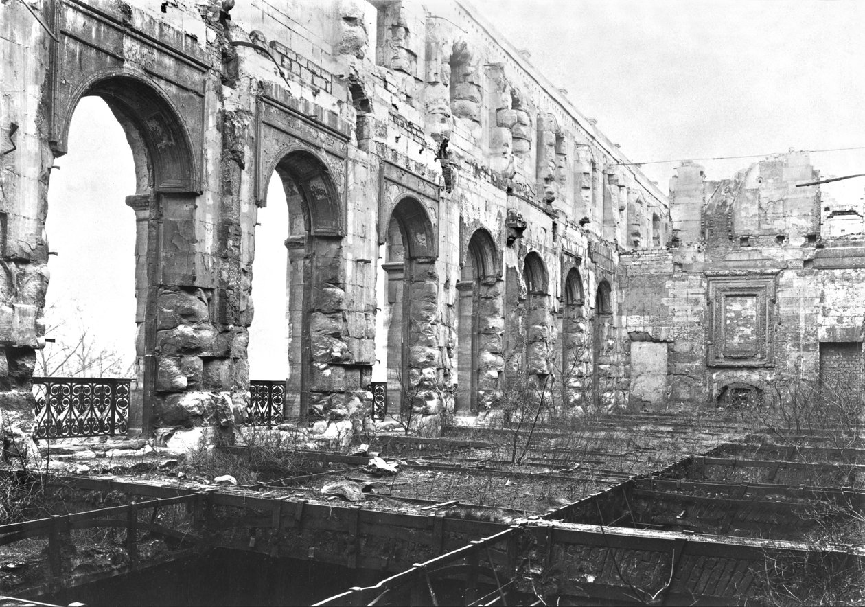 Ruinerne af Cour des Comptes under kommunen i Paris, 1871 af French Photographer