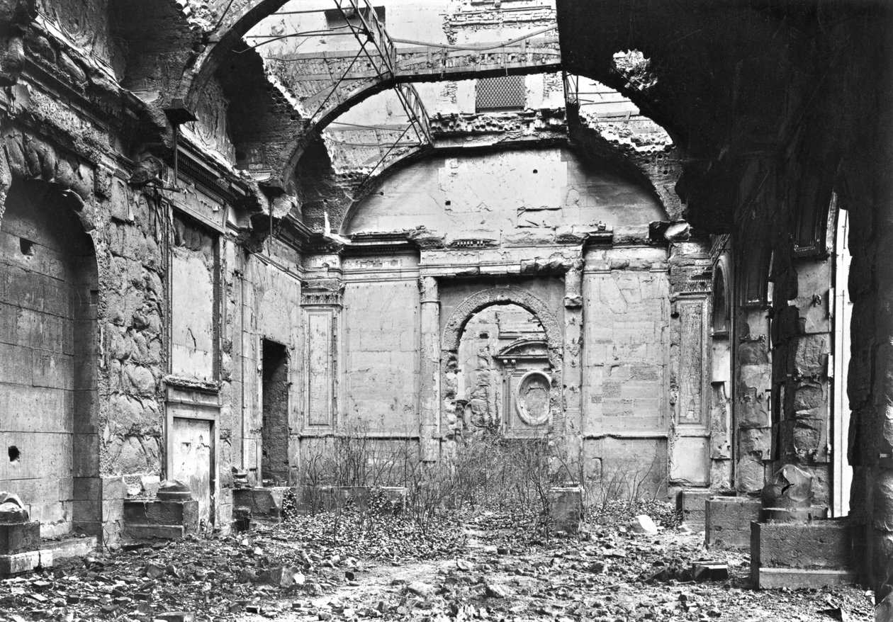 Ruinerne af Cour des Comptes under kommunen i Paris, 1871 af French Photographer