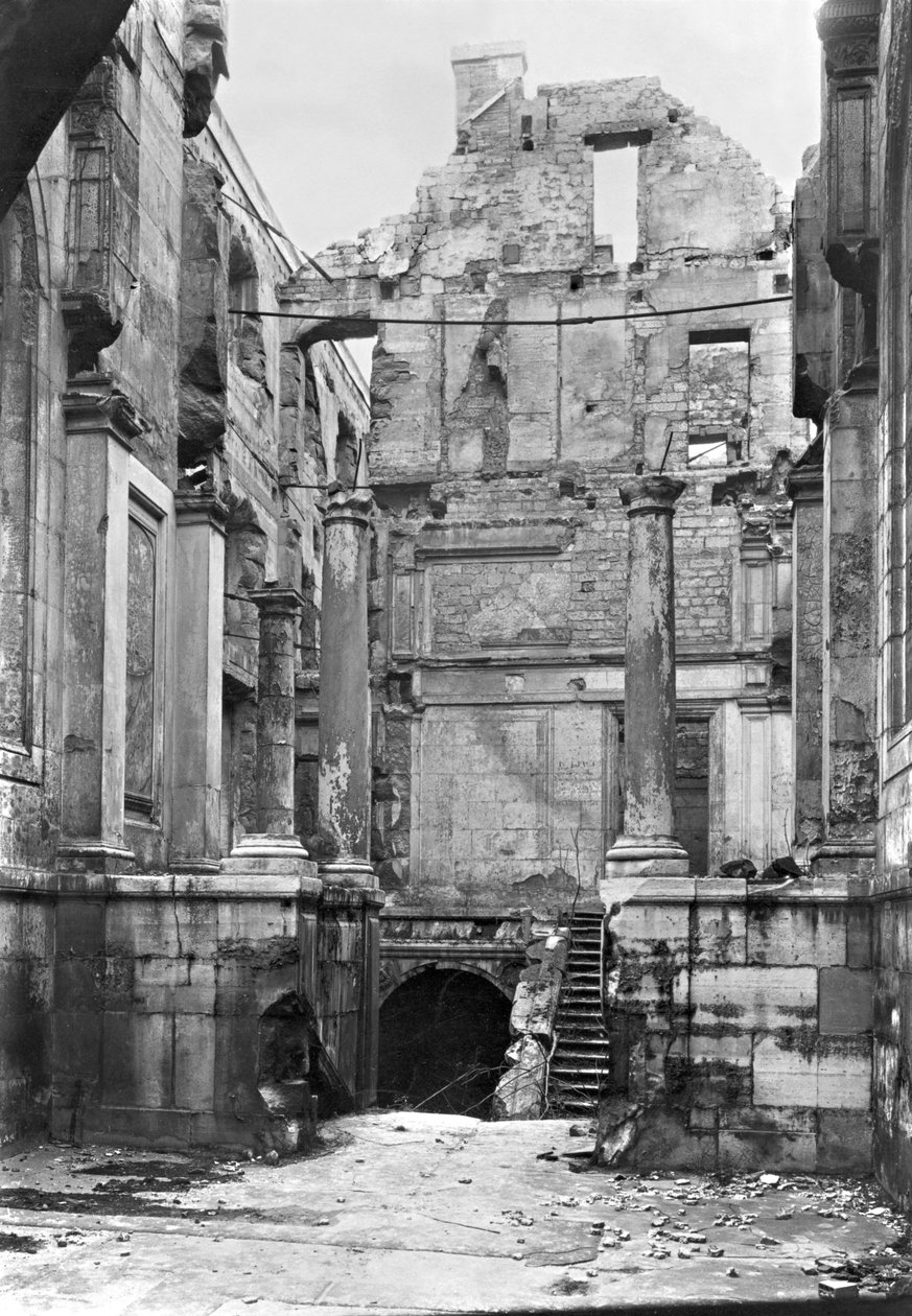Ruinerne af Cour des Comptes under kommunen i Paris, 1871 af French Photographer