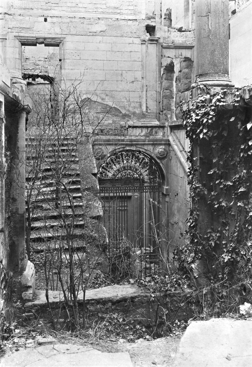 Ruinerne af Cour des Comptes under kommunen i Paris, 1871 af French Photographer