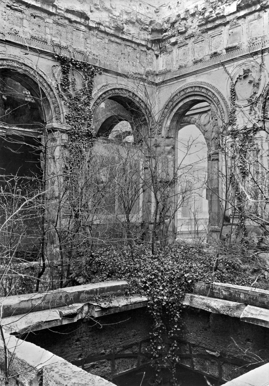 Ruinerne af Cour des Comptes under kommunen i Paris, 1871 af French Photographer