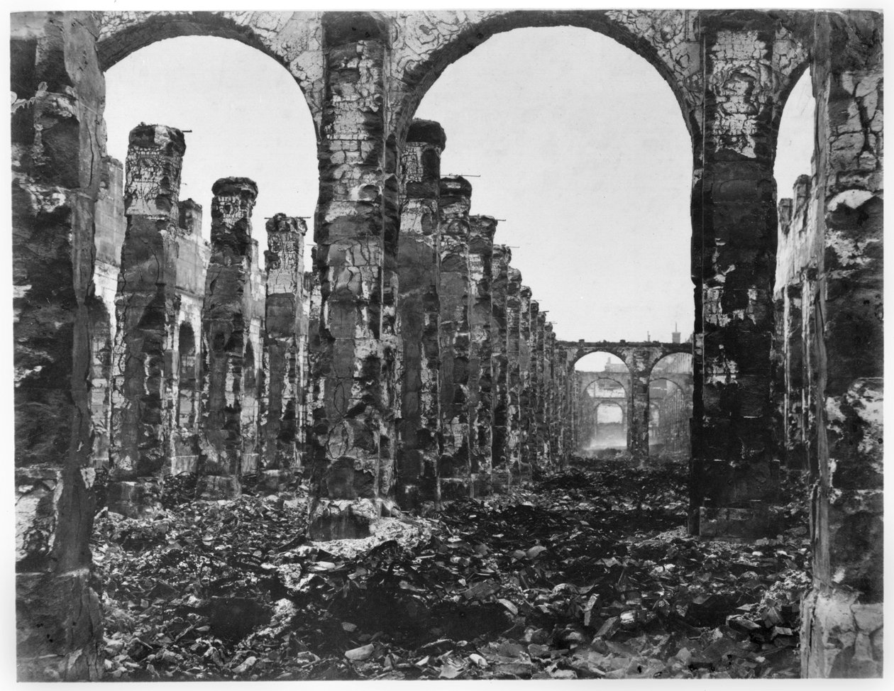 Ruinerne af Cour des Comptes under kommunen i Paris, 1871 af French Photographer