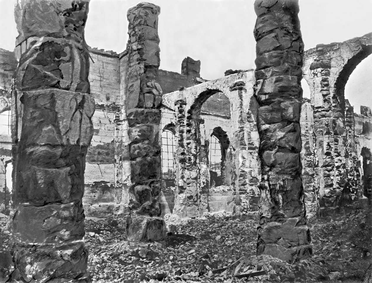 Ruinerne af lagerbygningen under Pariserkommunen, 1871 af French Photographer