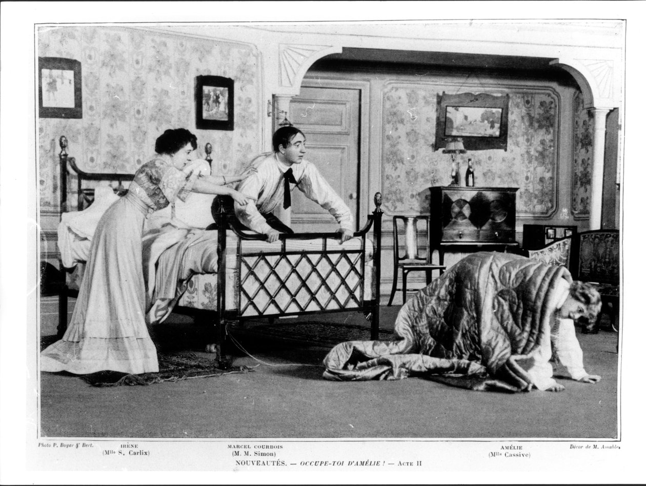 Scene fra anden akt af Occupe-Toi dAmelie af Georges Feydeau (1862-1921) 1908 af French Photographer