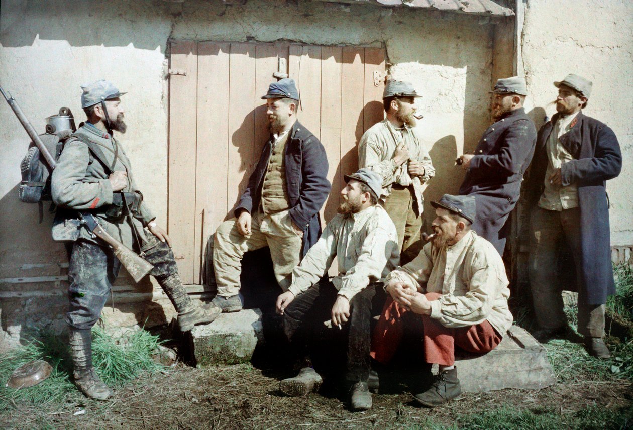 Syv franske soldater foran en bygning, en bærer sin pistol og udstyr, Frankrig, ca. 1914-18 (autokrom) af French Photographer