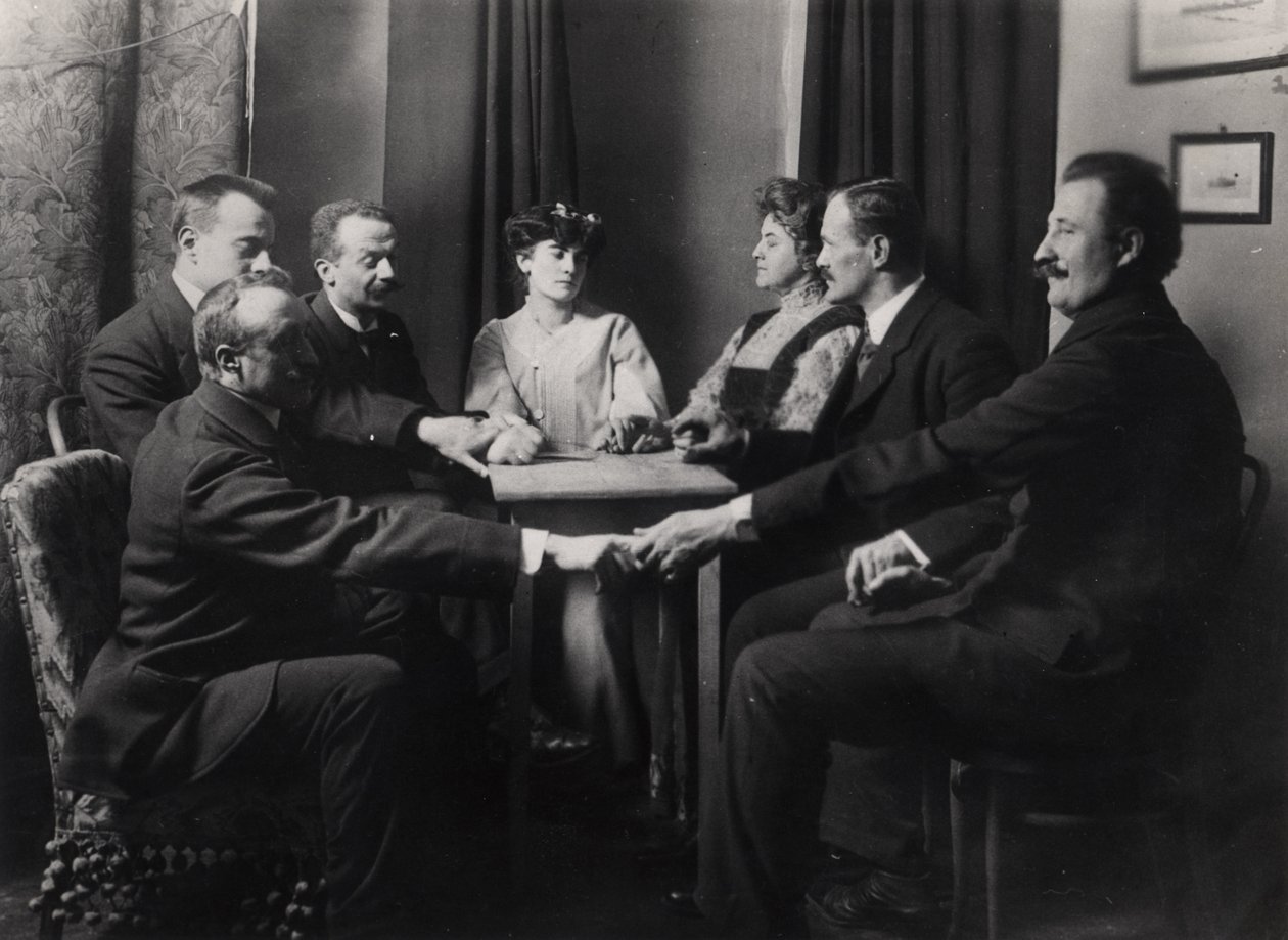 Spiritistisk seance, fra Photographs of Ghosts af E. Imoda, 1912 af French Photographer