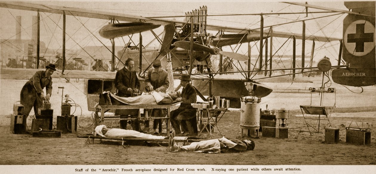 Personale fra Aerochir, fransk flyvemaskine designet til Røde Kors arbejde, 1914-19 af French Photographer