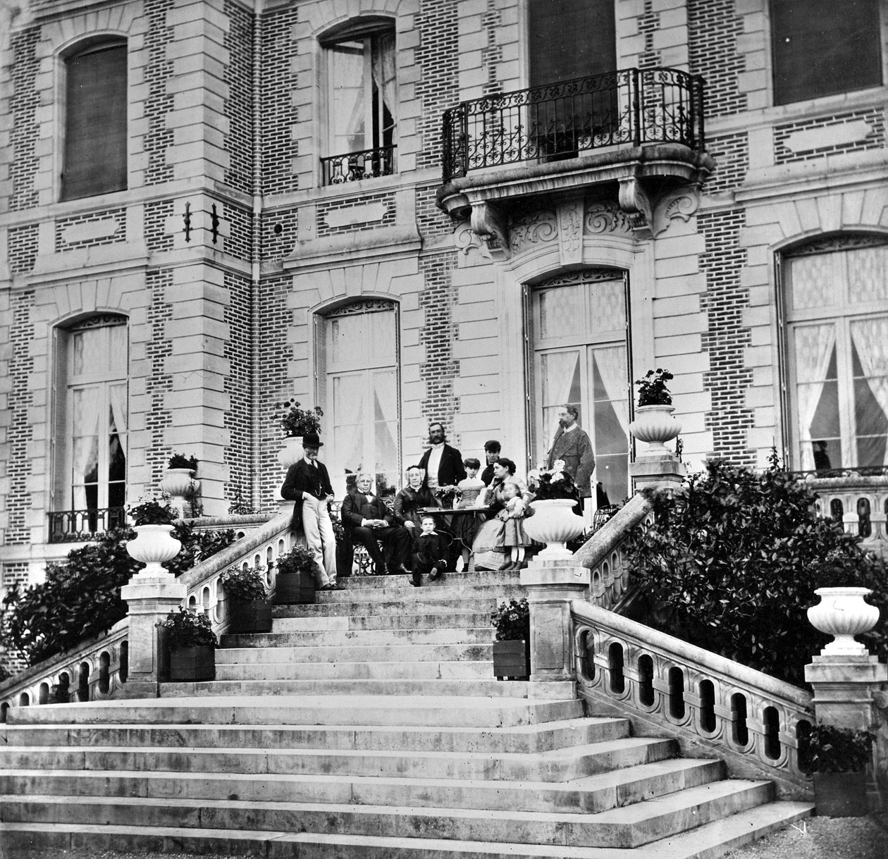 Te på terrassen til et slot, ca. 1880 af French Photographer