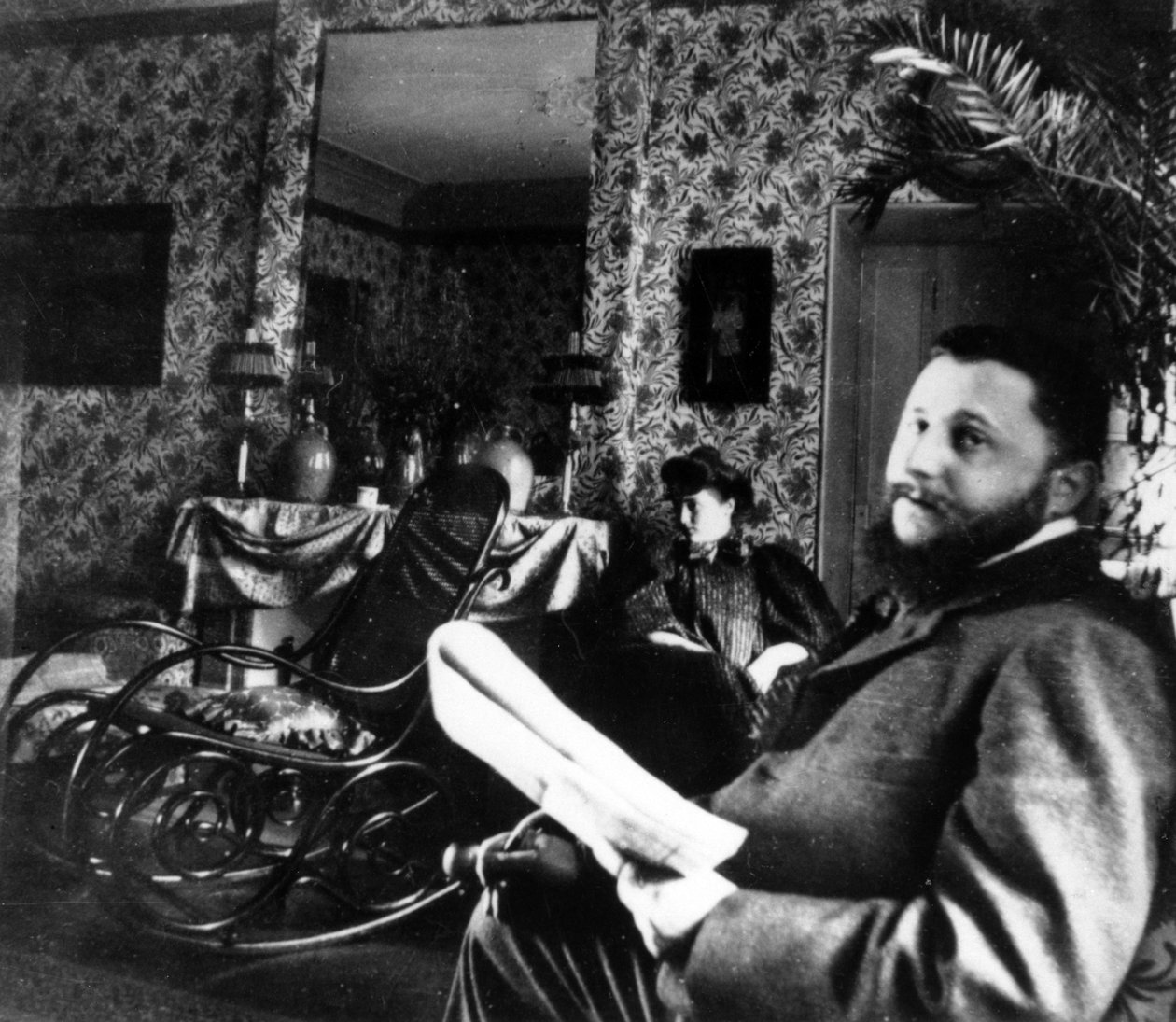 Thadée Natanson og hans kone Misia Godebska i stuen i deres lejlighed i rue Saint-Florentin, Paris, ca. 1899 af French Photographer