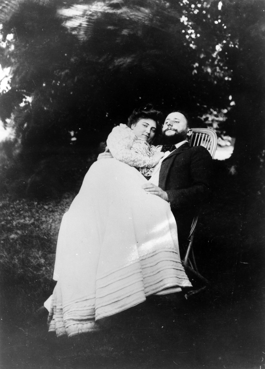Thadée Natanson og hans kone Misia Godebska i haven til deres landsted, Le Relais, ca. 1899 af French Photographer