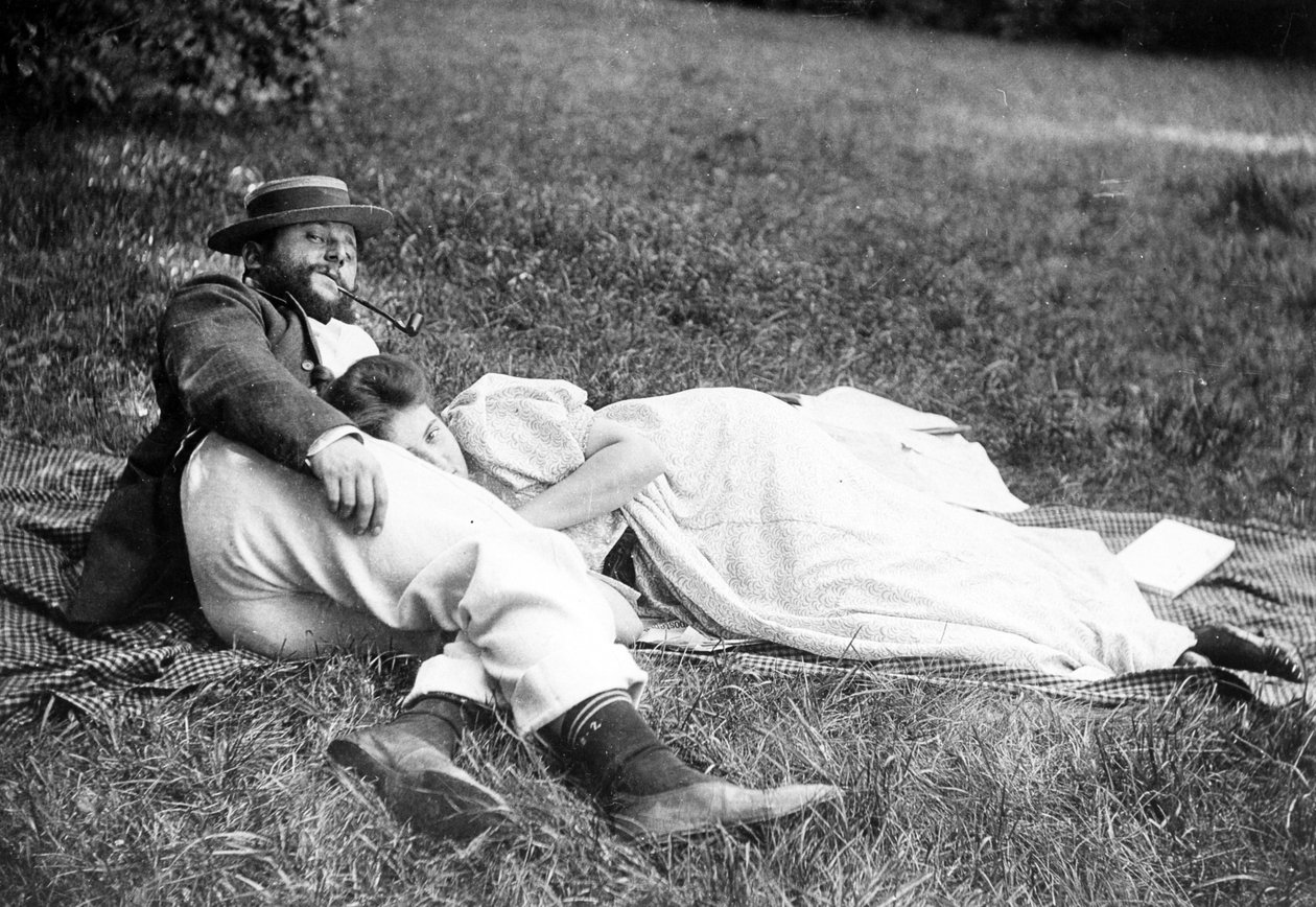 Thadée Natanson og hans kone Misia Godebska i haven til deres landsted, Le Relais, ca. 1899 af French Photographer