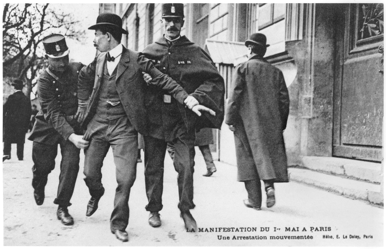 Demonstrationen den 1. maj i Paris, en travl arrestation, postkort af E.Le Deley (helio) af French Photographer