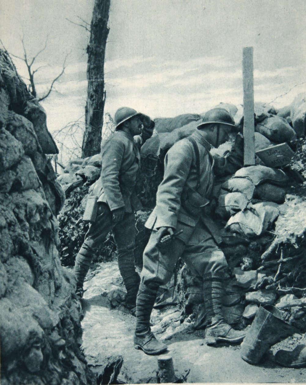 Den franske front: at se fjendens skyttegrav gennem et periskop før et kast, illustration fra The Illustrated War News, januar 1917 af French Photographer