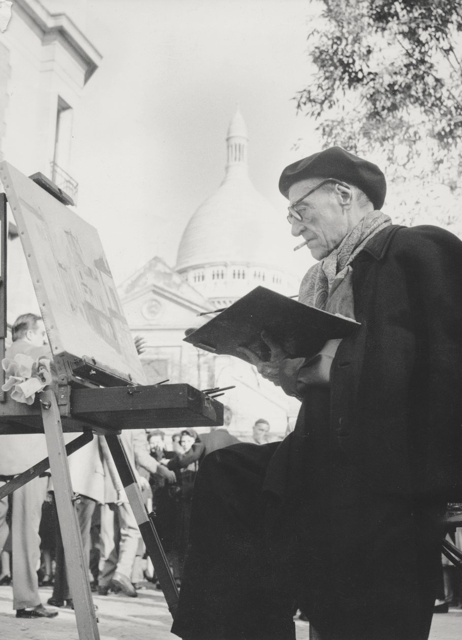 Kunstneren Maurice Utrillo maler ved sit staffeli i Montmartre, Paris, 1950