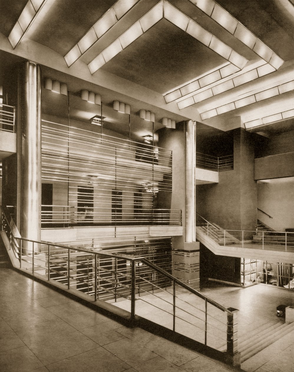 Halltrappen og grillet balkon på Teater Pigalle, 1920