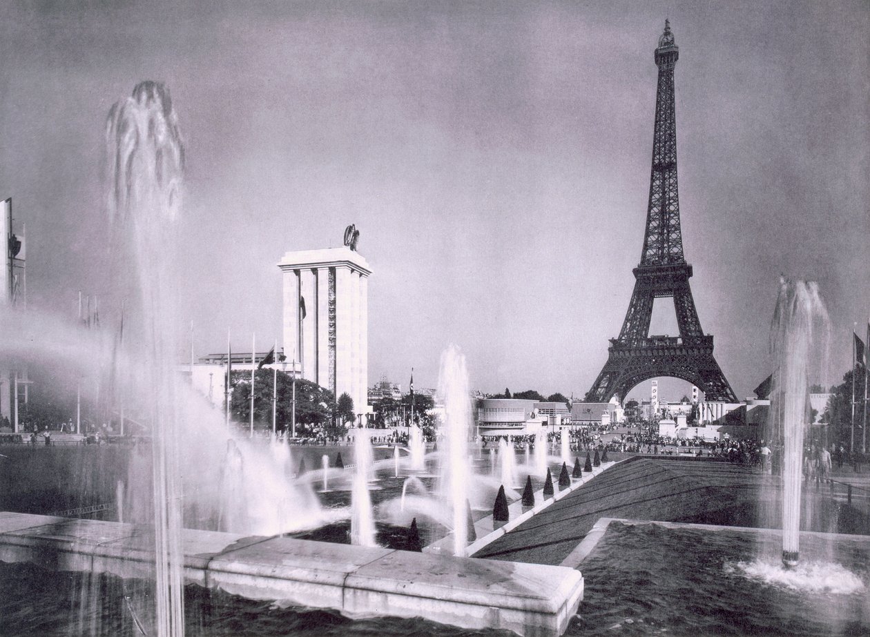 Prydsøerne foran Eiffeltårnet under Paris International Exposition, 1937 af French Photographer