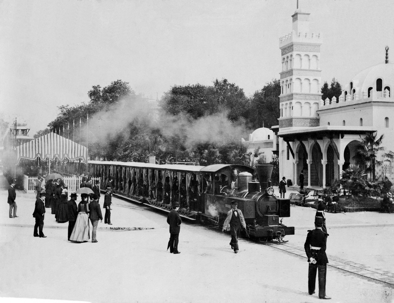Toget, der fører de besøgende rundt på udstillingspladsen i Paris, 1889 af French Photographer