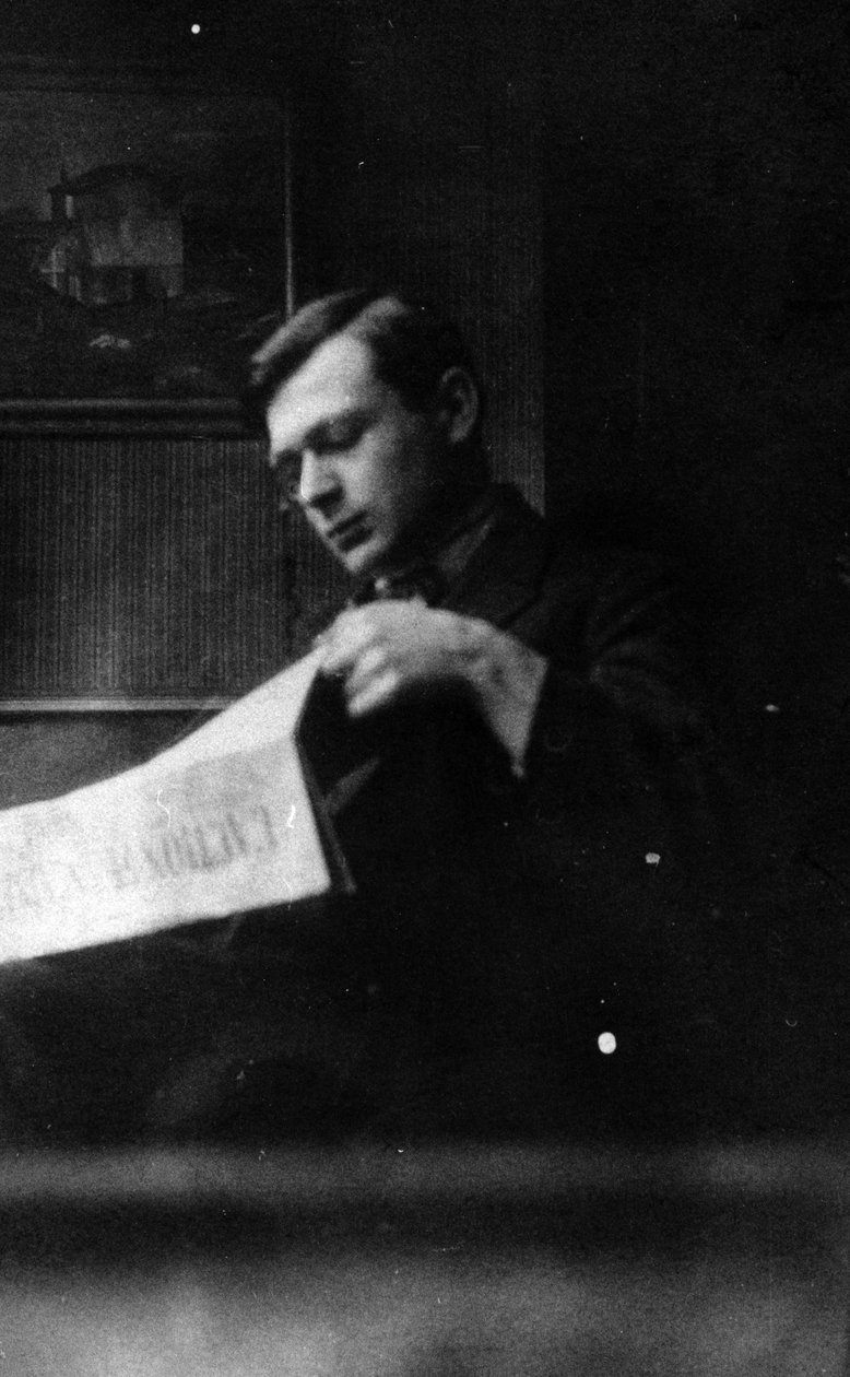 Tristan Tzara læser LAction Francaise, ca. 1920-30 af French Photographer