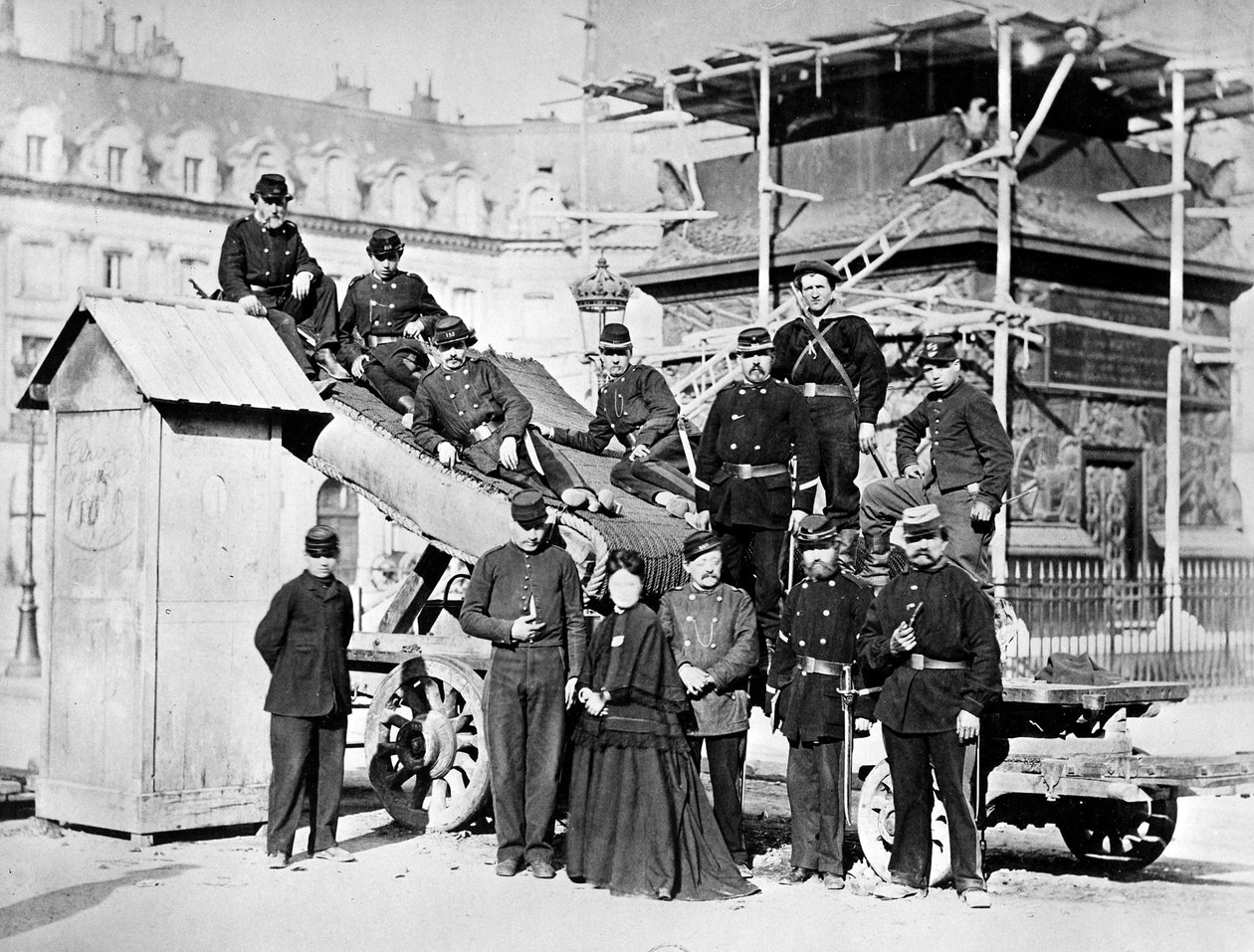 Pariserkommunens tropper på Place Vendôme, 1871 af French Photographer
