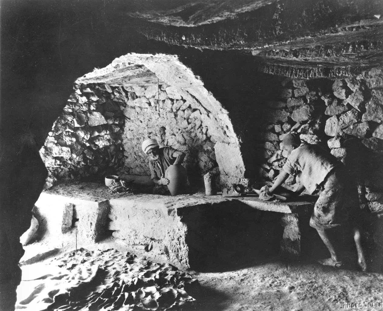 Tunesisk keramiker, øen Djerba, ca. 1900 af French Photographer