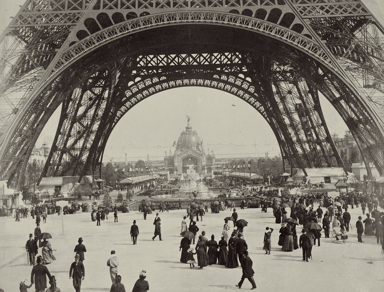 Under Eiffeltårnet, fra LAlbum de lExposition 1889 af Glucq, Paris 1889 (fotogravure) af French Photographer