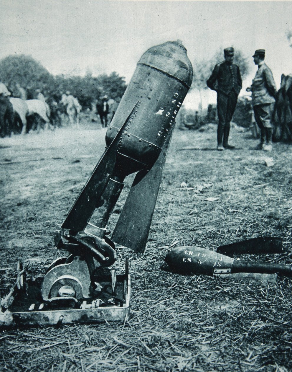 Anvendes alternativt med bomber: en lufttorpedo i en skyttegravsmortar, illustration fra The Illustrated War News, januar 1917 af French Photographer