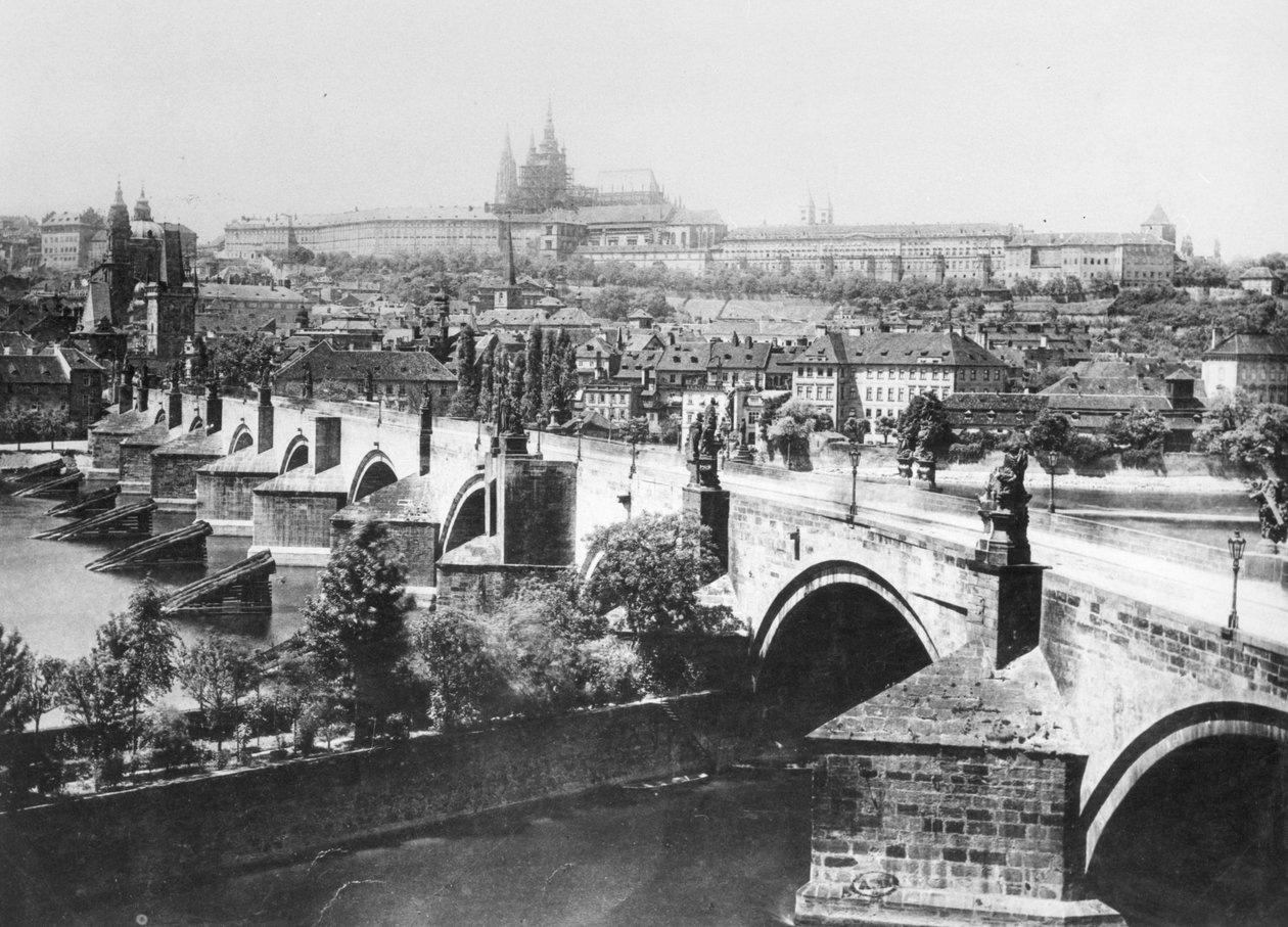 Udsigt over Prag, der viser det kejserlige palads (Hradschin) og Karlsbroen, slutningen af det 19. århundrede af French Photographer