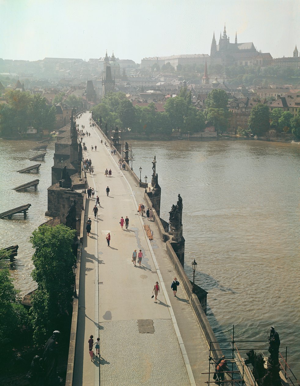 Udsigt over Karlsbroen over floden Vltava af French Photographer