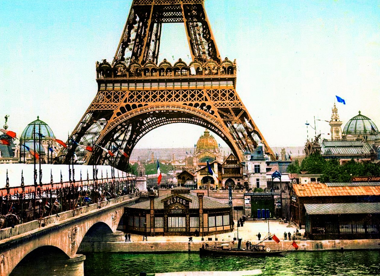 Udsigt over Eiffeltårnet under Exposition Universelle i 1900, 1900 (farvet foto) af French Photographer