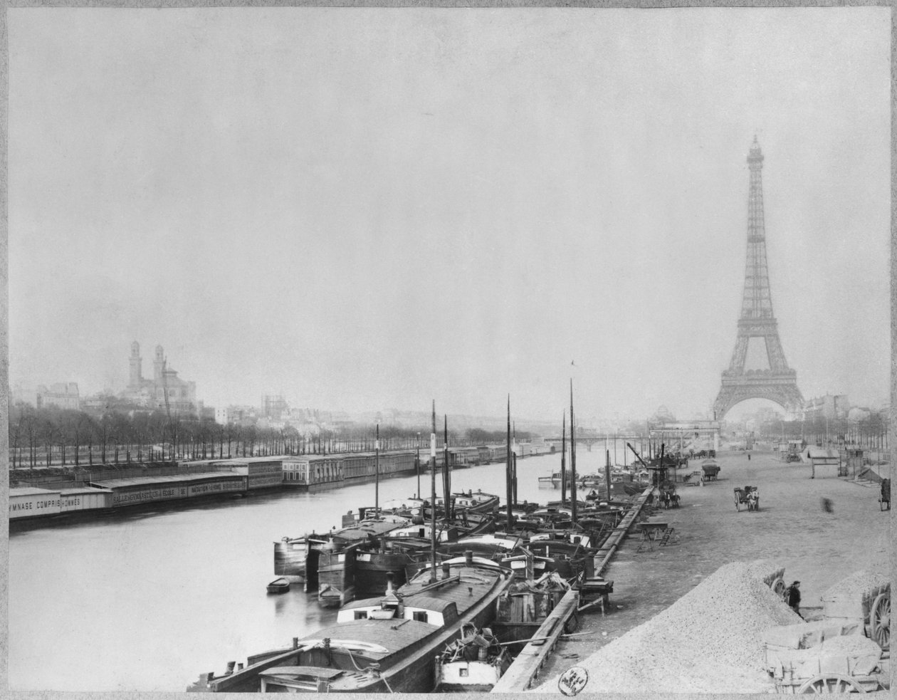 Udsigt over bredden af Seinen og Eiffeltårnet, Paris af French Photographer